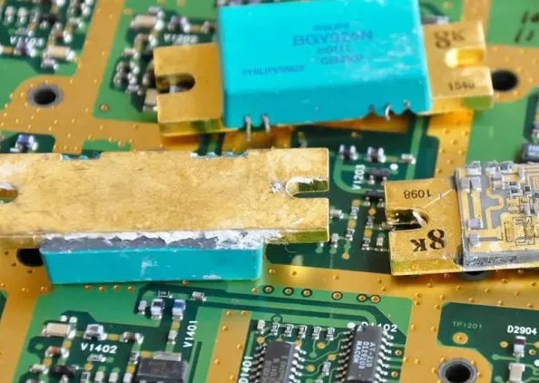 Gold-plated electronic components on a circuit board